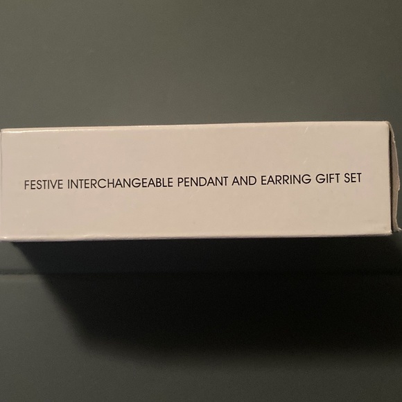 Avon Interchangeable Pendant and Earring Set. - Picture 4 of 4